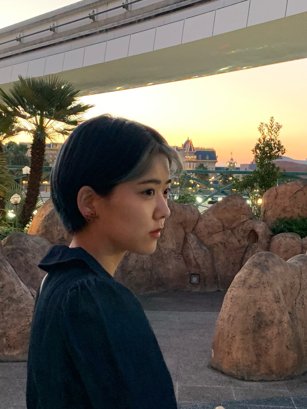 ブルー系のデニムパンツ、ブルー系のシャツ/ブラウス、ブラック系のサンダルを着用したレディースの冬コーディネートの2枚目の写真