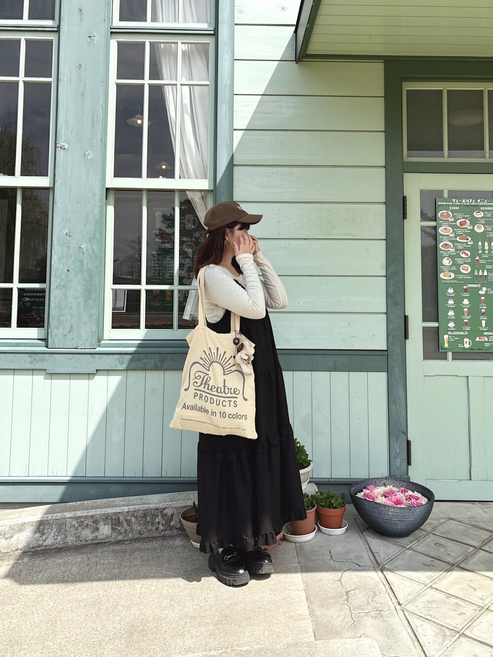 ホワイト系のTシャツ/カットソー、ブラック系のワンピース、ブラック系のローファーを着用したレディースの春コーディネートの2枚目の写真