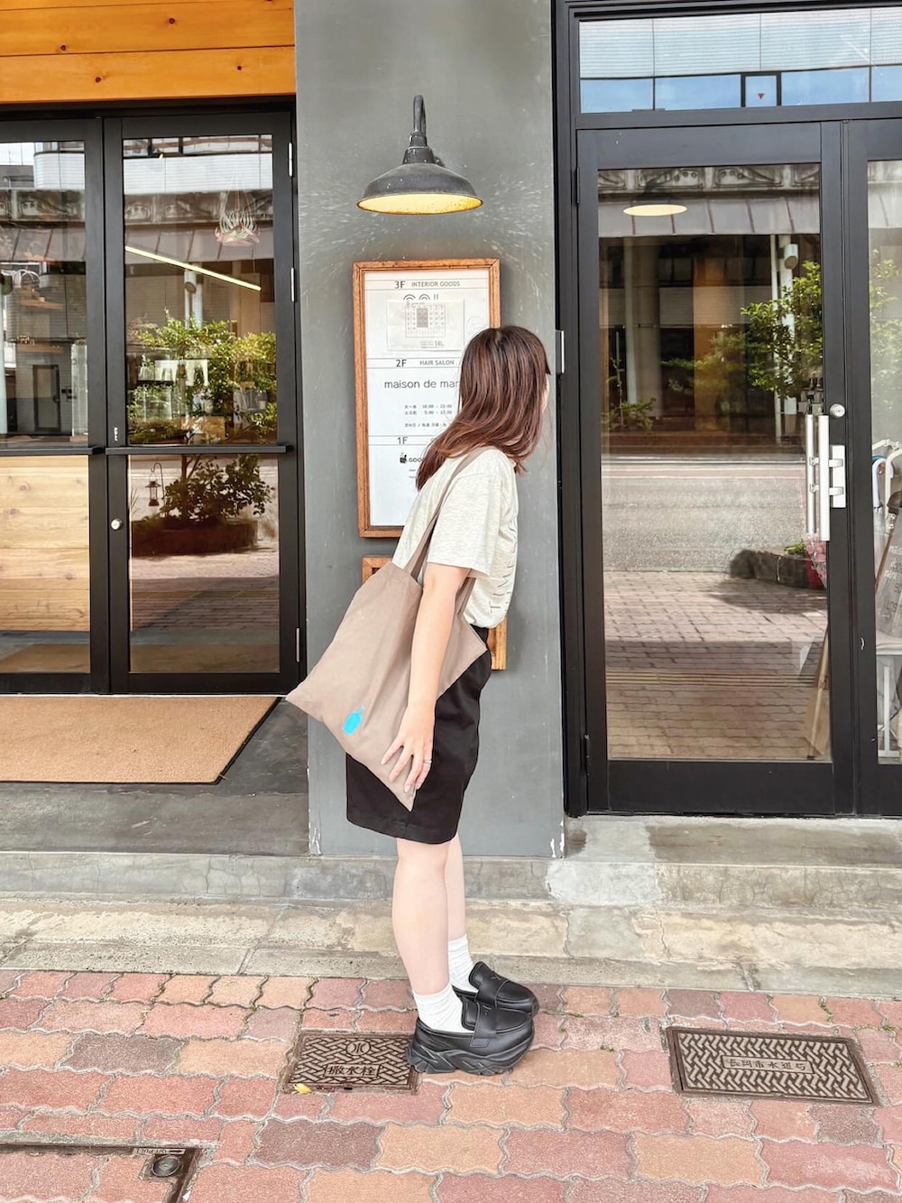 ベージュ系のTシャツ/カットソー、ブラック系のパンツ、ブラック系のローファーを着用したレディースの夏コーディネートの2枚目の写真