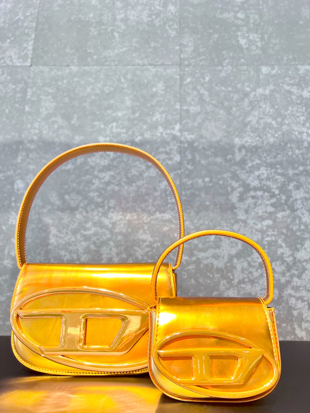 グリーン系のシャツワンピース、シルバー系のショルダーバッグ、ブラック系のデニムパンツを着用したメンズの秋コーディネートの2枚目の写真