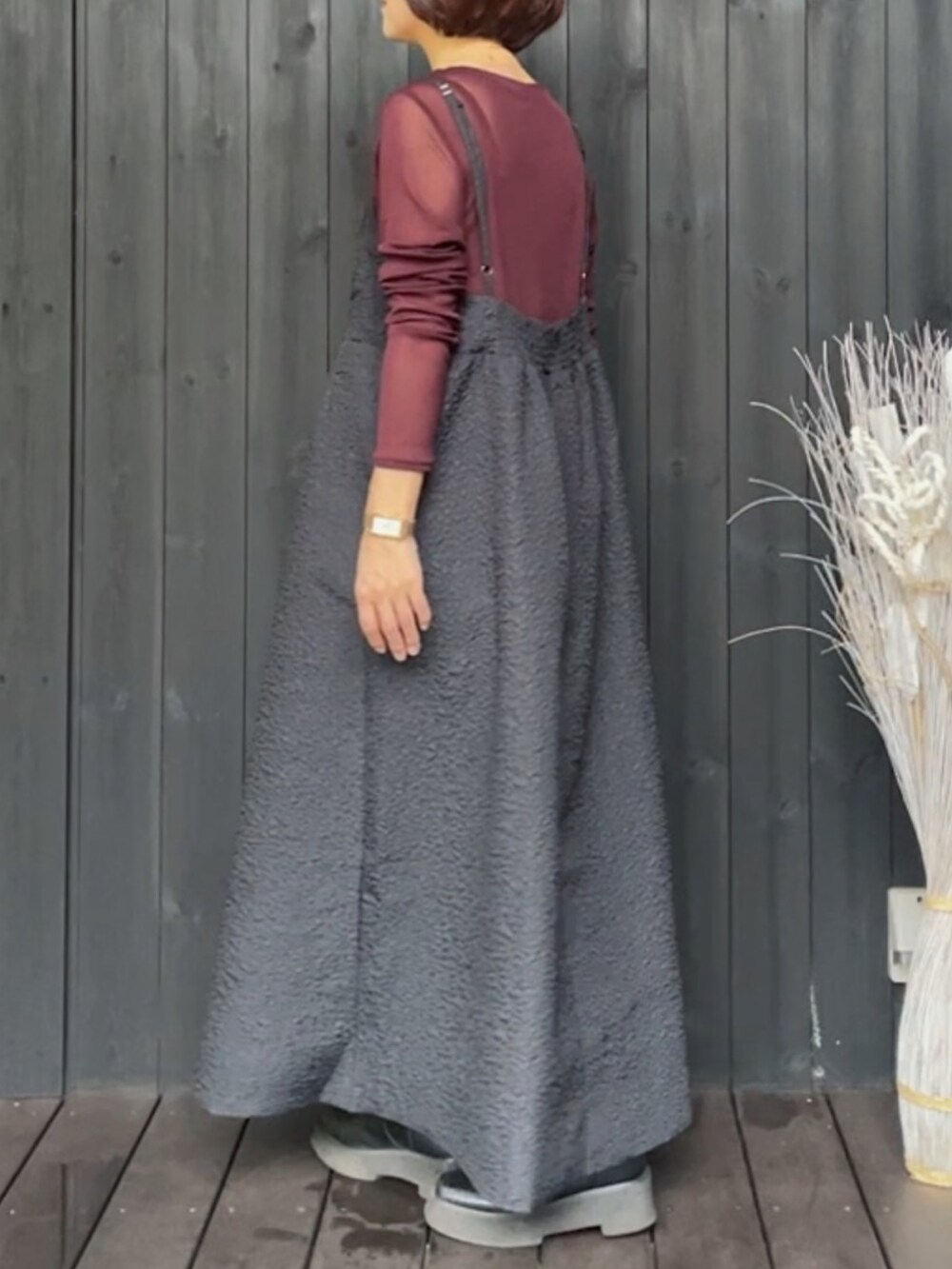 ブラウン系のTシャツ/カットソー、ブラック系のワンピース、ブラック系のショルダーバッグを着用したレディースの秋コーディネートの2枚目の写真