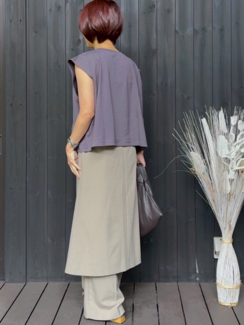ブラック系のTシャツ/カットソー、ベージュ系のその他パンツ、ブラック系のサンダルを着用したレディースの春コーディネートの2枚目の写真