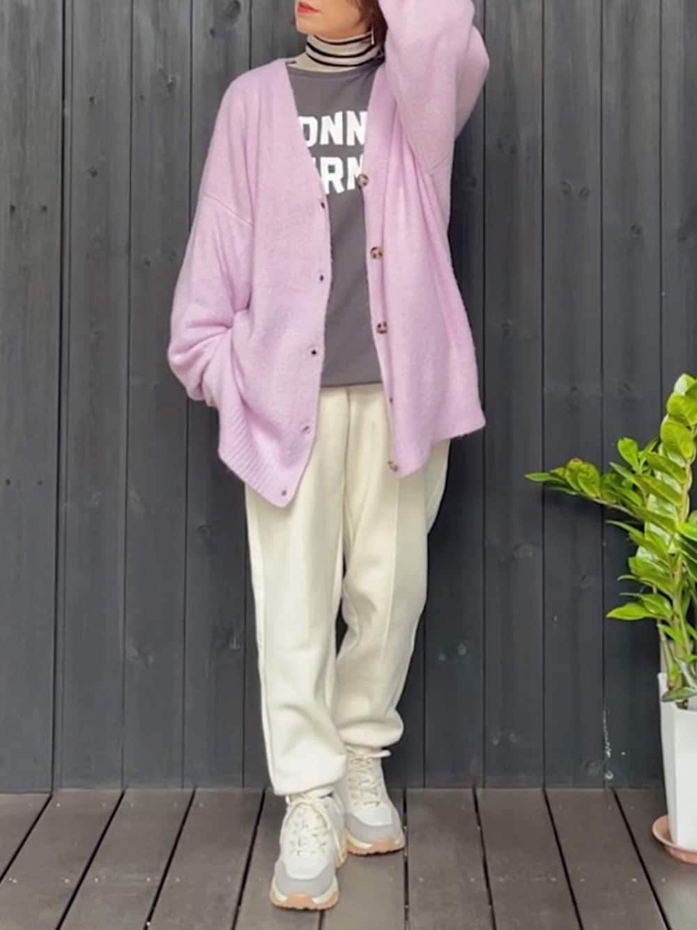 パープル系のカーディガン/ボレロ、グレー系のスウェット、ホワイト系のニット/セーターを着用したレディースの冬コーディネートの2枚目の写真