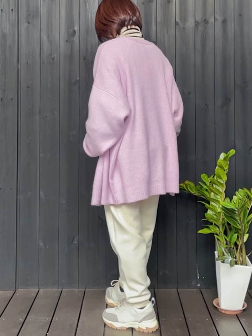 パープル系のカーディガン/ボレロ、グレー系のスウェット、ホワイト系のニット/セーターを着用したレディースの冬コーディネートの3枚目の写真