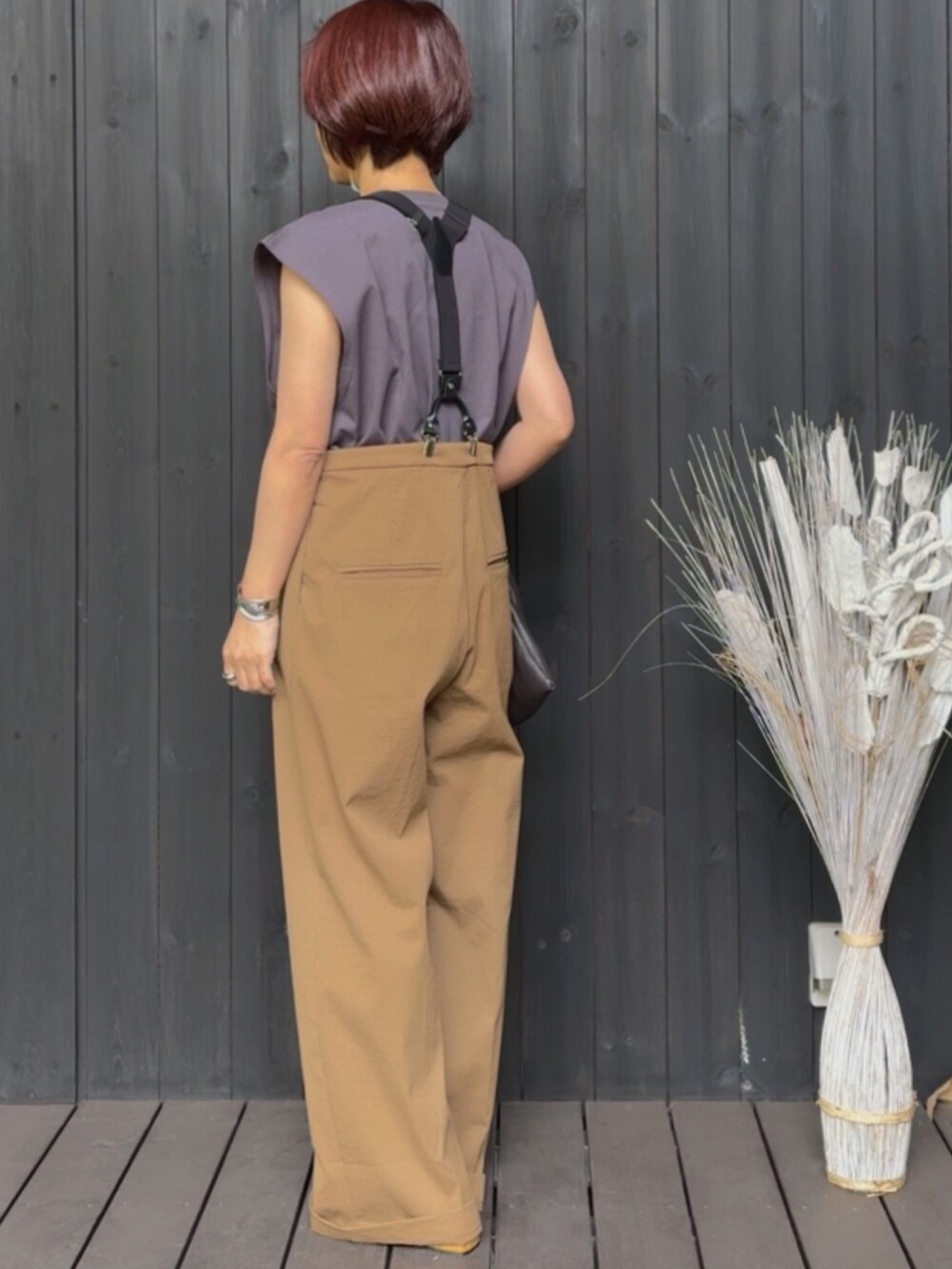 ブラック系のTシャツ/カットソー、ブラウン系のチノパンツ、ブラック系のサンダルを着用したレディースの夏コーディネートの2枚目の写真