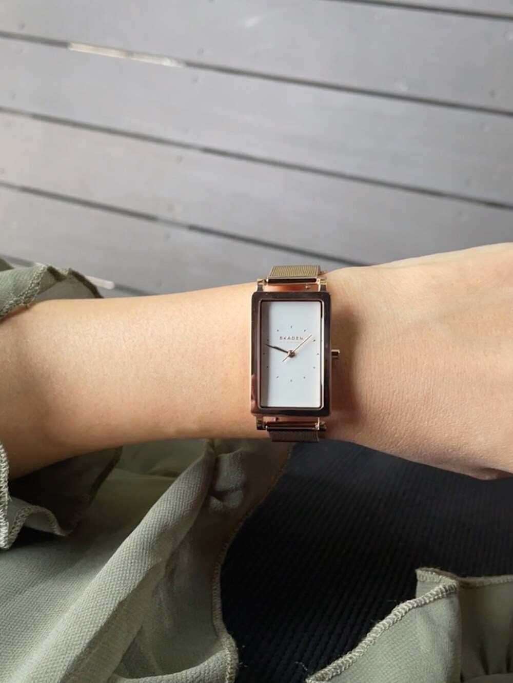 ブラウン系のTシャツ/カットソー、ブラック系のワンピース、ブラック系のショルダーバッグを着用したレディースの秋コーディネートの3枚目の写真