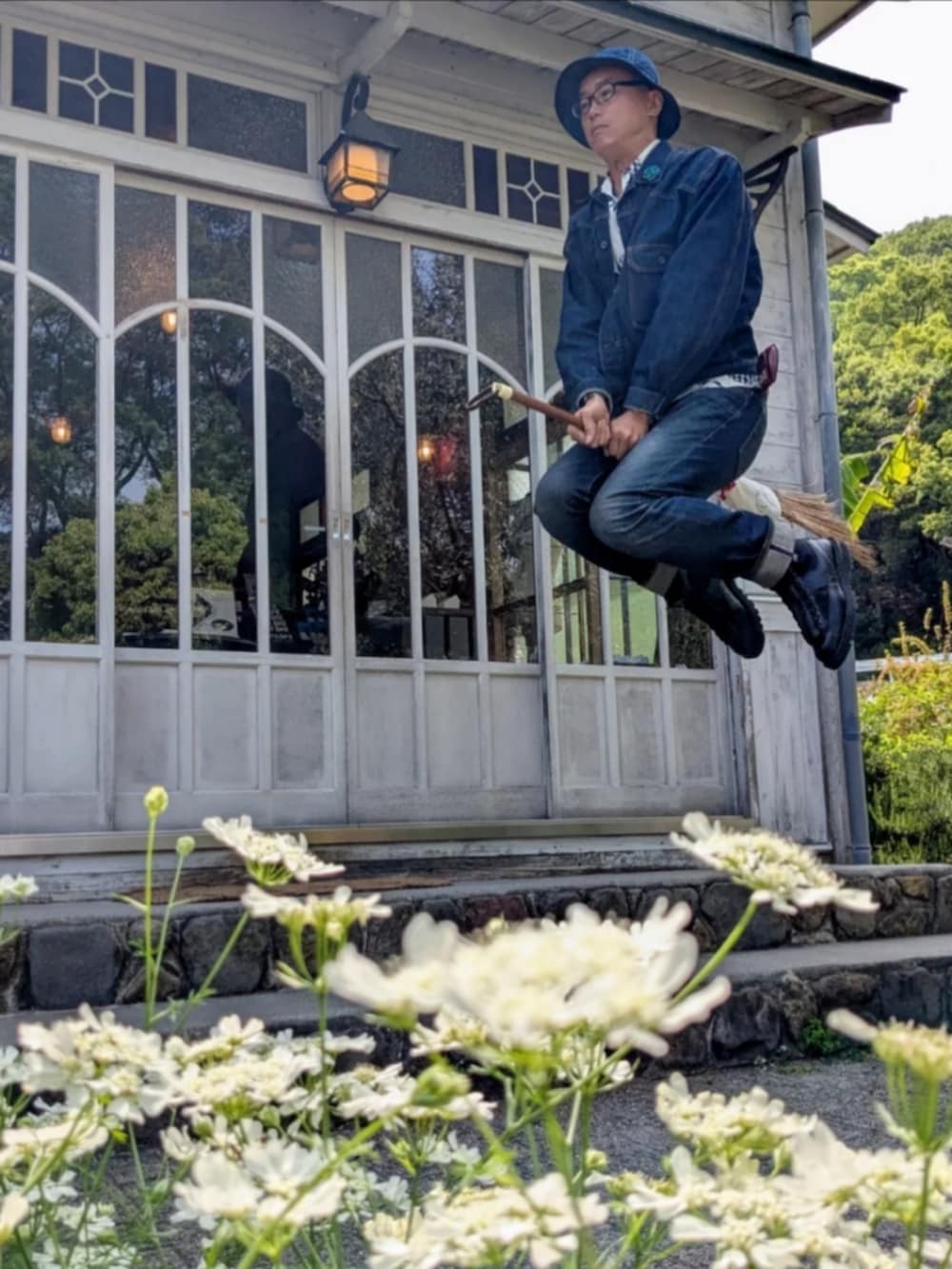 ブラック系のブーツ、ブルー系のデニムパンツ、ブルー系のデニムジャケットを着用したメンズの夏コーディネートの4枚目の写真