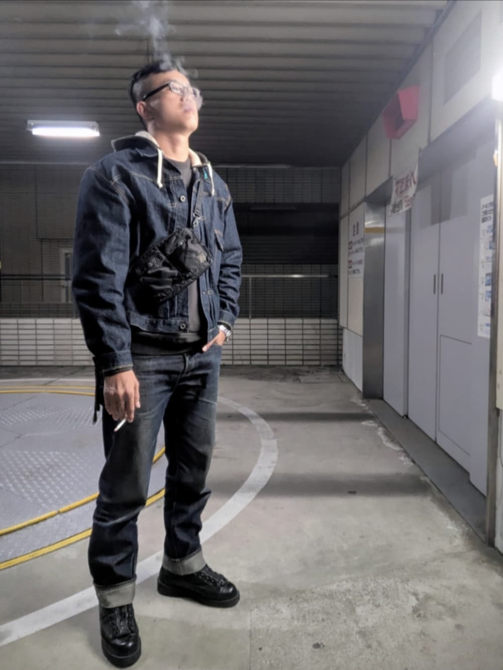 ブラック系のブーツ、ブルー系のデニムパンツ、ブルー系のデニムジャケットを着用したメンズの夏コーディネートの2枚目の写真