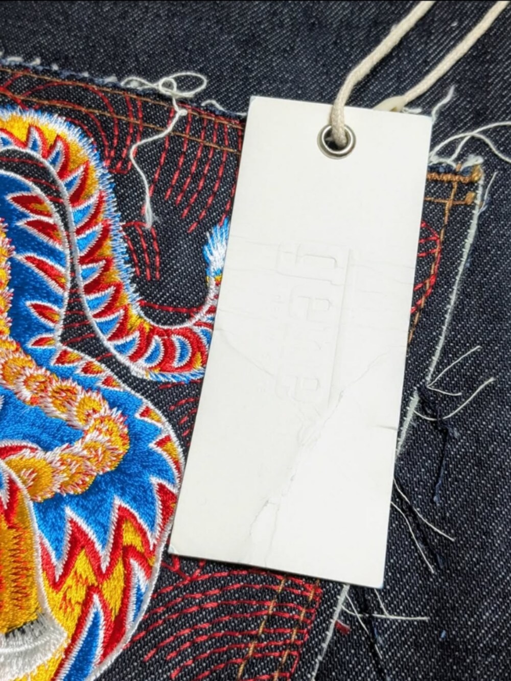 ブルー系のデニムパンツ、グリーン系のスニーカー、ホワイト系のTシャツ/カットソーを着用したメンズの春コーディネートの2枚目の写真