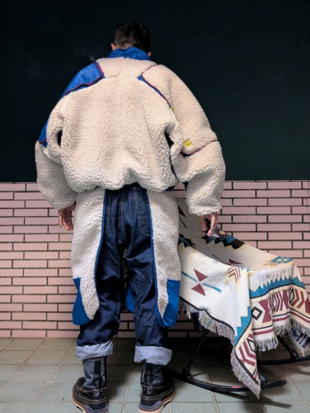 「KAPITAL、Boa Jacket、boa fleece」｜「KAPITALのアイテム（クラッチバッグ、ホワイト系）」を使った、金旺さん（メンズ・179cm）の春コーディネートの2枚目の写真