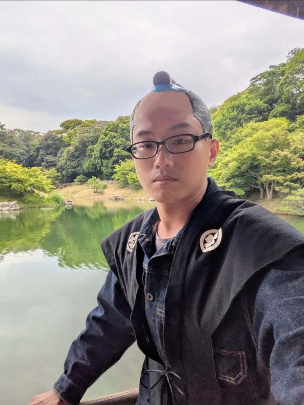 ブラック系のブーツ、ブルー系のデニムパンツ、ブルー系のデニムジャケットを着用したメンズの夏コーディネートの5枚目の写真