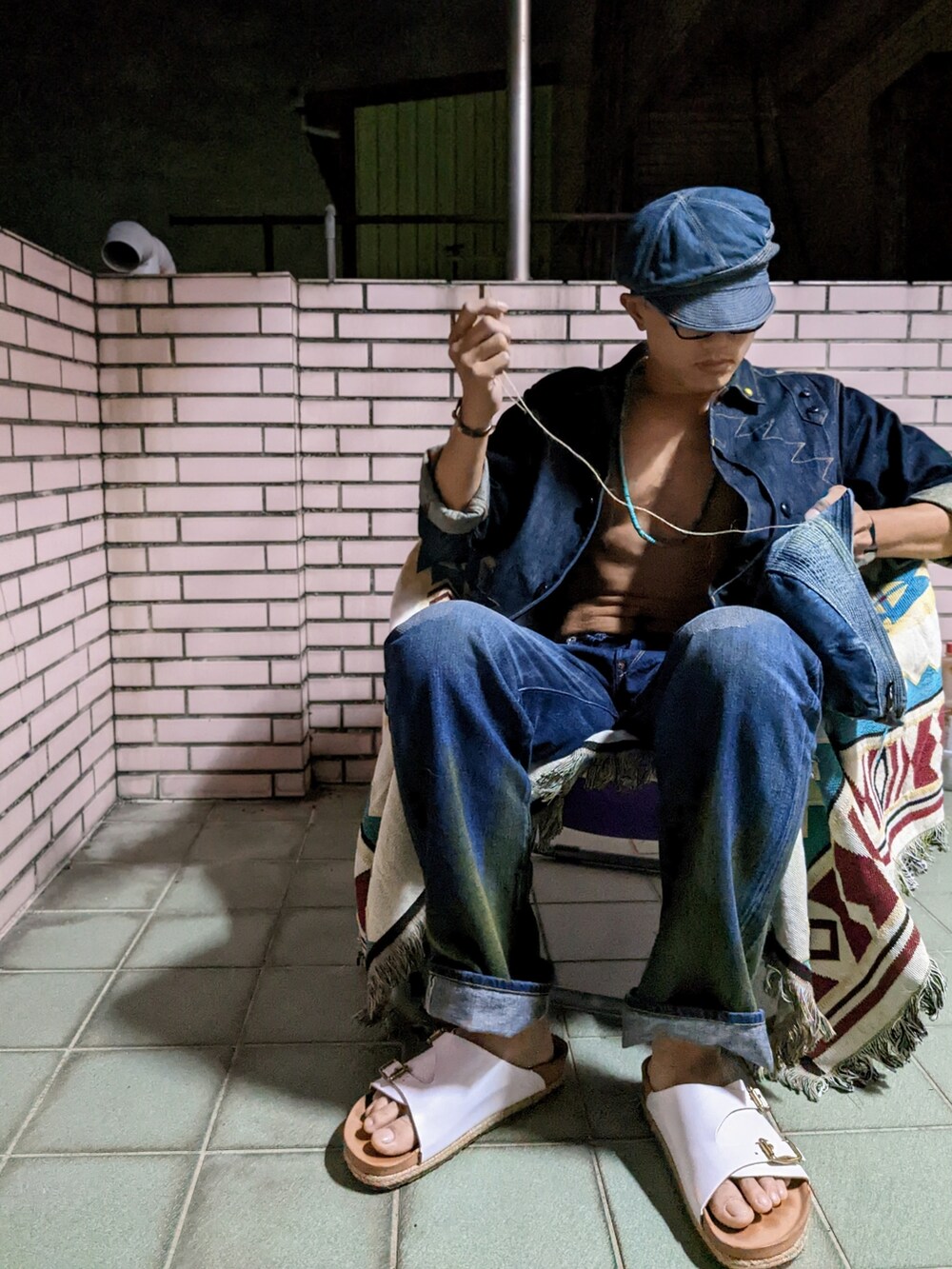 「denimondenim、LEVIS VINTAGE CLOTHING、yuketen、KAPITAL」｜「KAPITALのアイテム（キャップ、ブルー系）」を使った、金旺さん（メンズ・179cm）の秋コーディネートの2枚目の写真