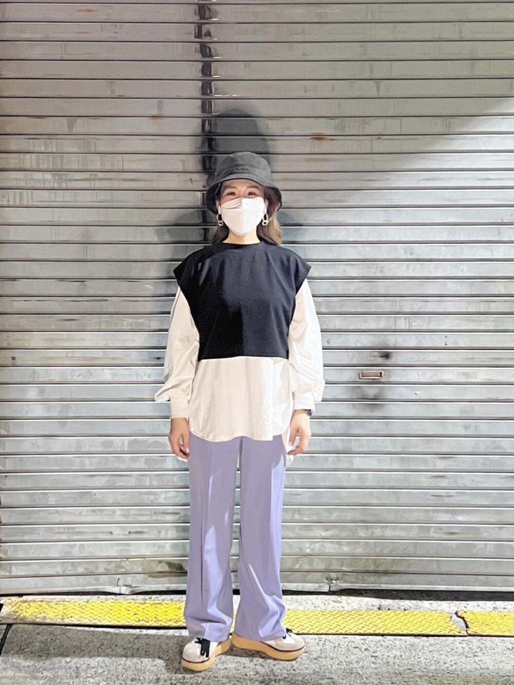 ブラック系のベスト、ホワイト系のTシャツ/カットソー、パープル系のその他パンツを着用したレディースの春コーディネートの2枚目の写真