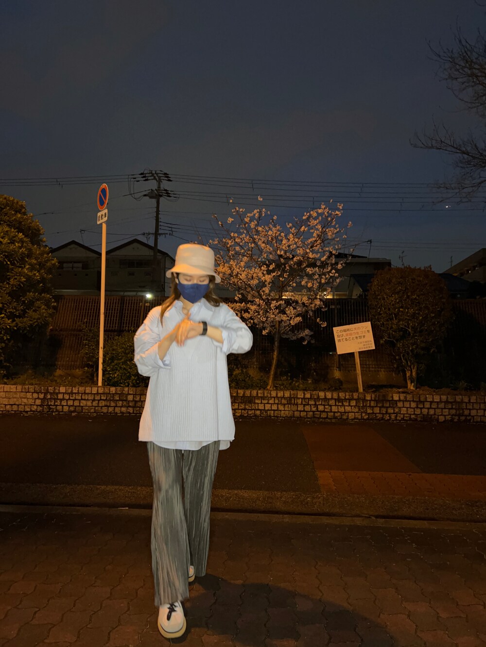 ベージュ系のチェスターコート、ブラウン系のその他パンツ、ホワイト系のスニーカーを着用したレディースの春コーディネートの2枚目の写真