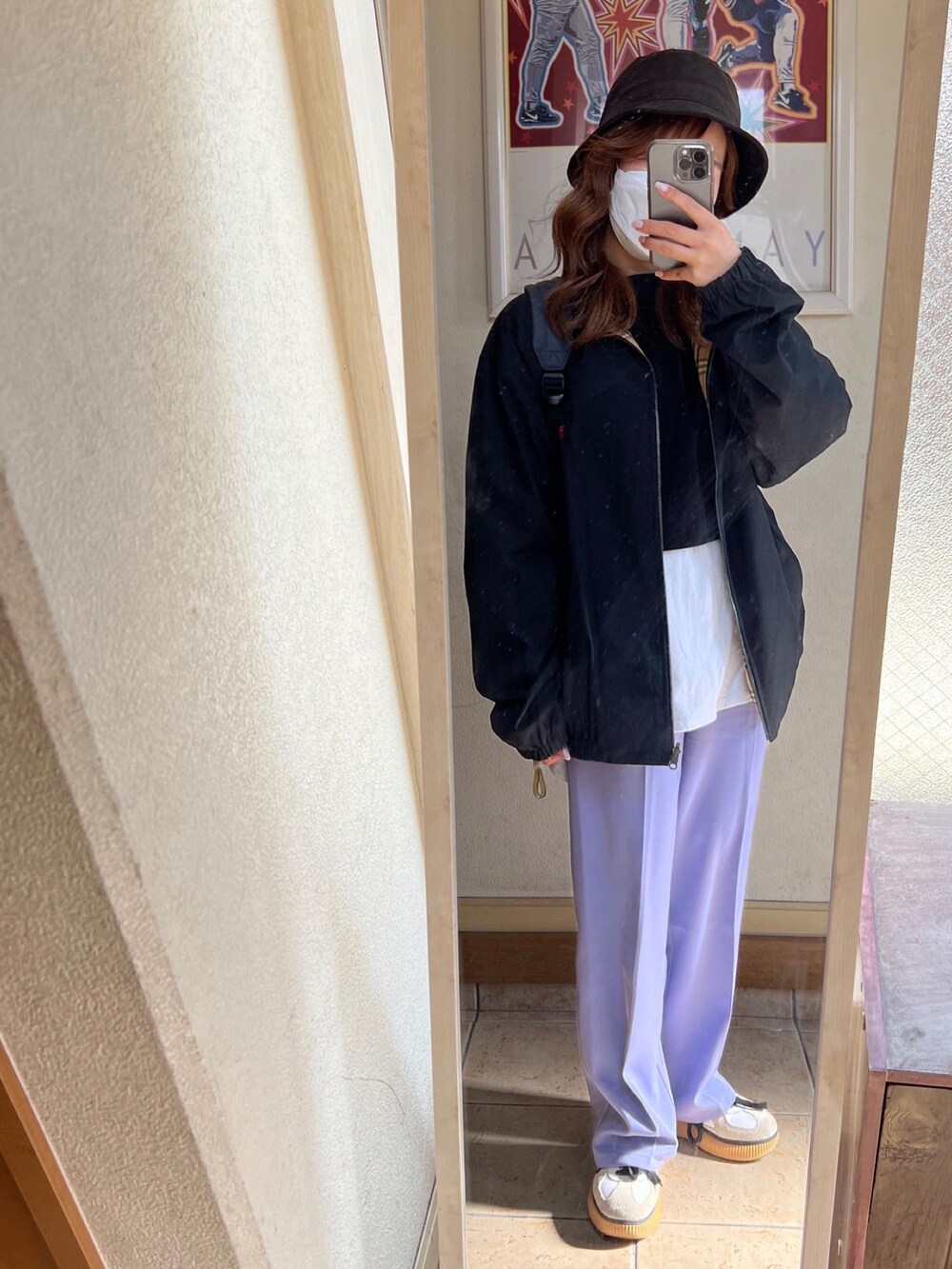 ブラック系のベスト、ホワイト系のTシャツ/カットソー、パープル系のその他パンツを着用したレディースの春コーディネートの3枚目の写真