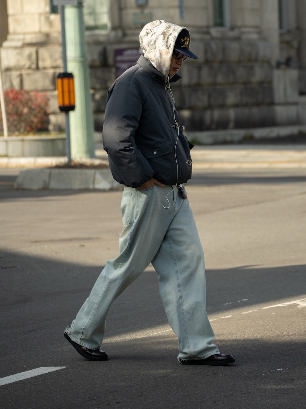 ブラック系のダウンジャケット/コート、ブルー系のデニムパンツを着用したメンズの冬コーディネートの2枚目の写真