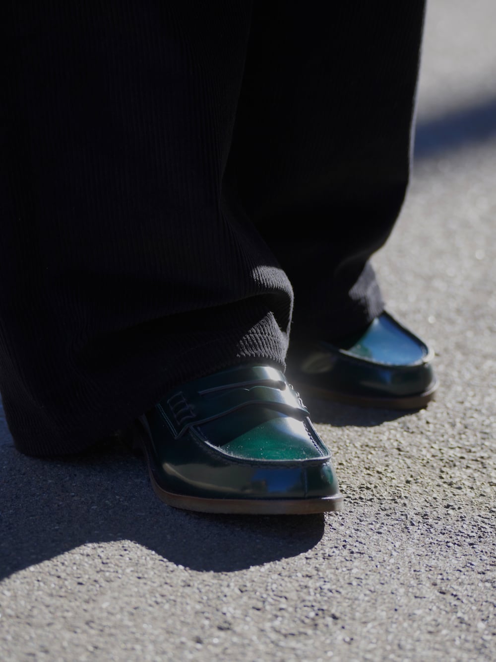 ブラック系のカーディガン/ボレロ、ブラック系のその他パンツ、グリーン系のローファーを着用したメンズの秋コーディネートの2枚目の写真