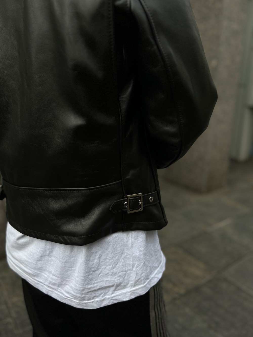 ブラック系のライダースジャケットを着用したメンズの春コーディネートの3枚目の写真