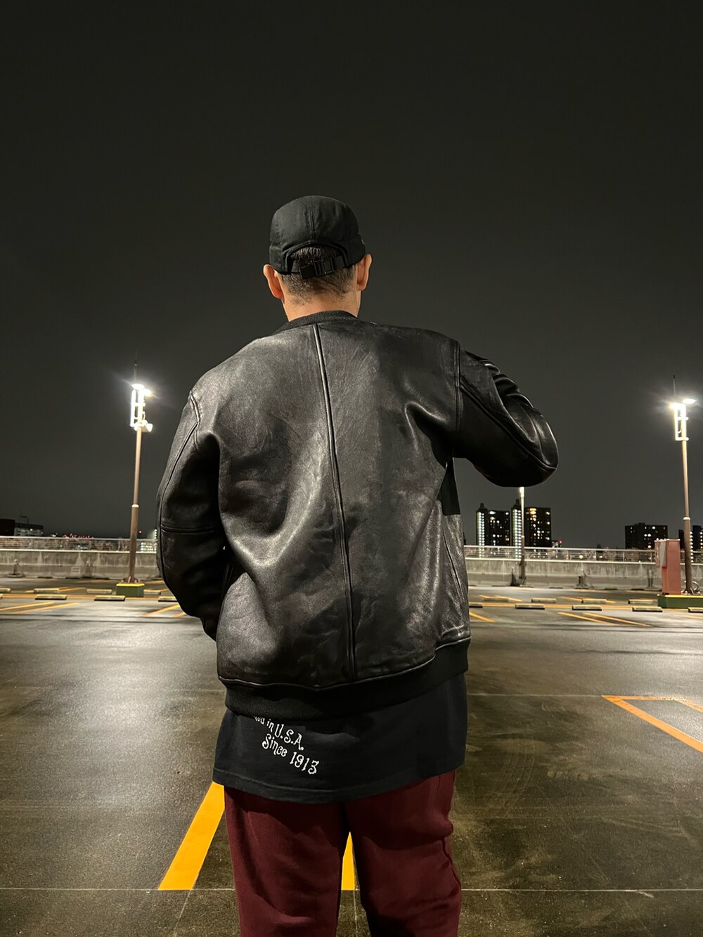 その他のスウェットパンツ、ブラック系のTシャツ/カットソー、ブラック系のライダースジャケットを着用したメンズの秋コーディネートの2枚目の写真