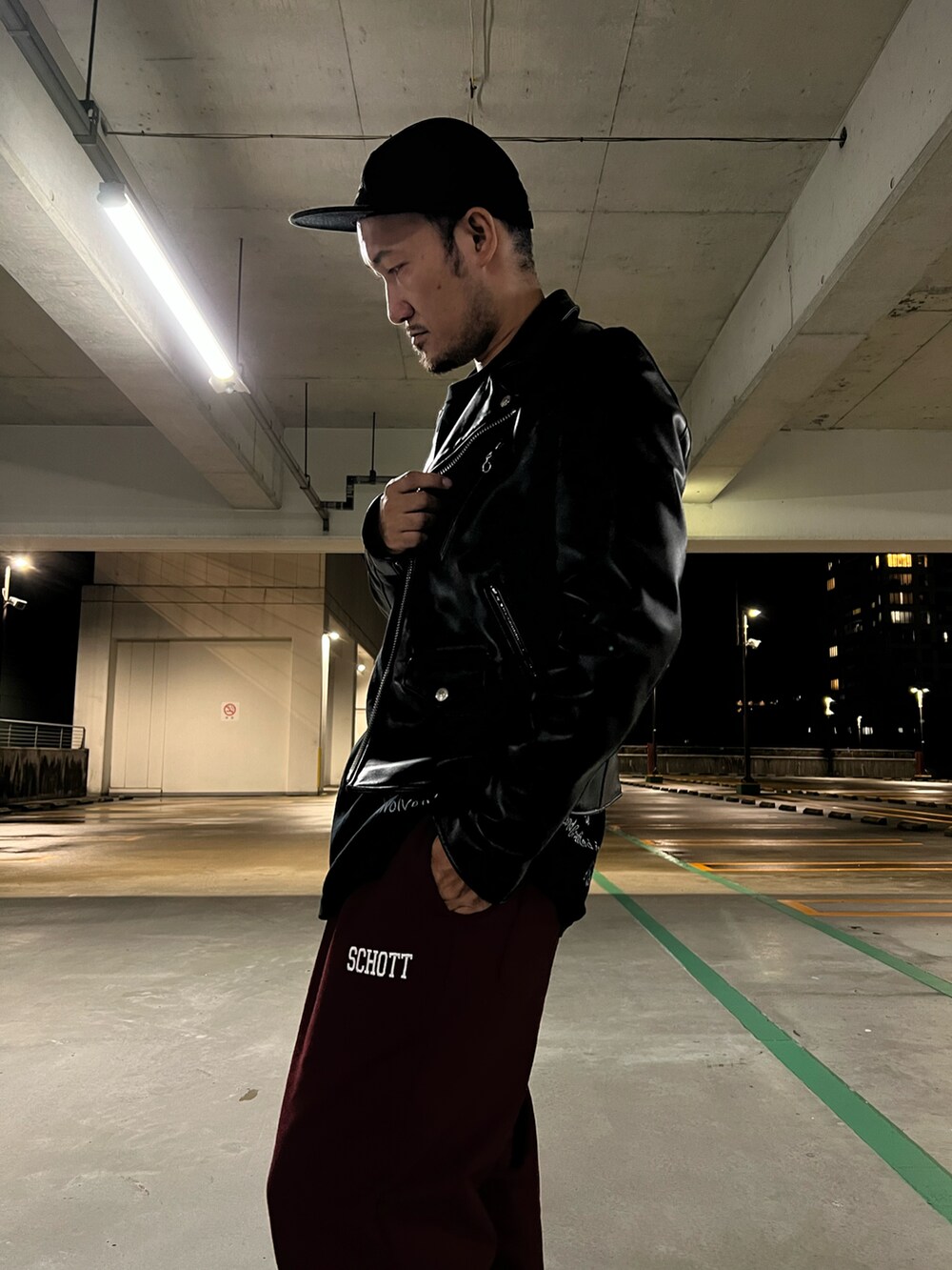 ブラック系のTシャツ/カットソー、ブラック系のライダースジャケット、その他のスウェットパンツを着用したメンズの秋コーディネートの2枚目の写真