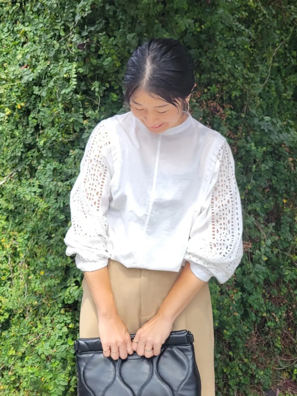 ホワイト系のシャツ/ブラウス、ブラック系のショルダーバッグ、ベージュ系のその他パンツを着用したレディースの秋コーディネートの2枚目の写真