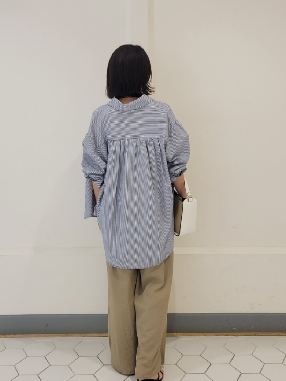 ベージュ系のスウェットパンツ、ホワイト系のタンクトップ、ブルー系のシャツ/ブラウスを着用したレディースの夏コーディネートの3枚目の写真