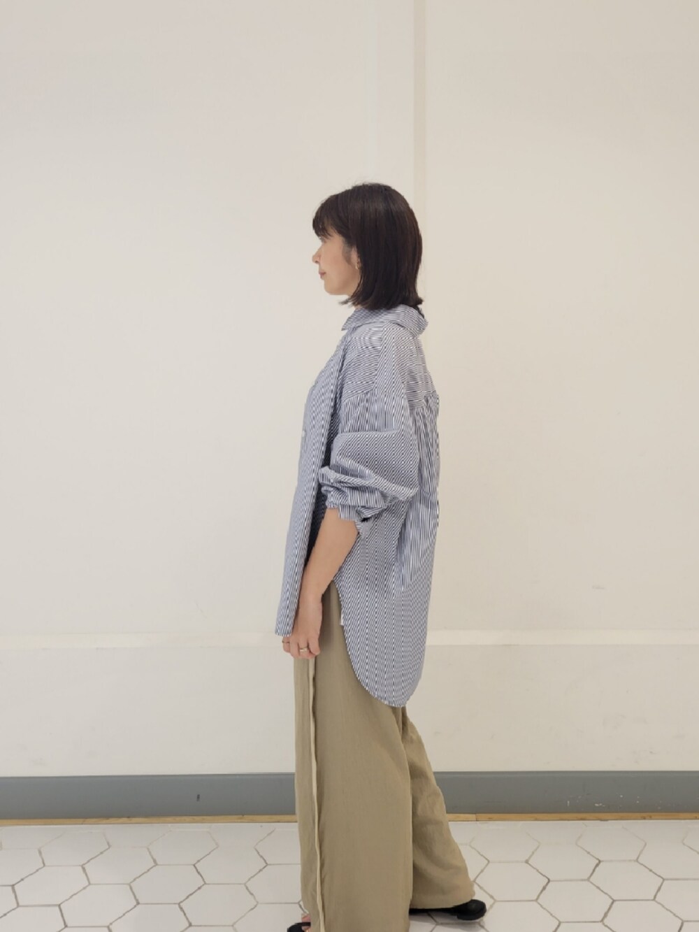 ベージュ系のスウェットパンツ、ホワイト系のタンクトップ、ブルー系のシャツ/ブラウスを着用したレディースの夏コーディネートの2枚目の写真