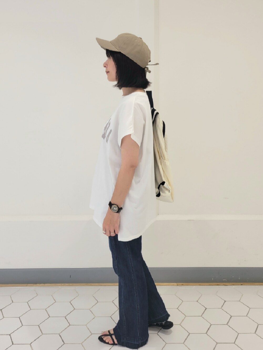 ホワイト系のTシャツ/カットソー、ブルー系のデニムパンツ、ベージュ系のキャップを着用したレディースの夏コーディネートの2枚目の写真