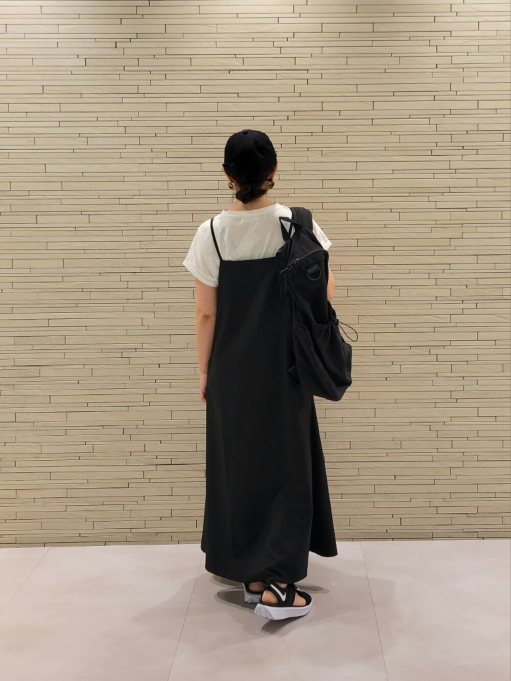 ブラック系のワンピース、ホワイト系のTシャツ/カットソーを着用したレディースの夏コーディネートの3枚目の写真