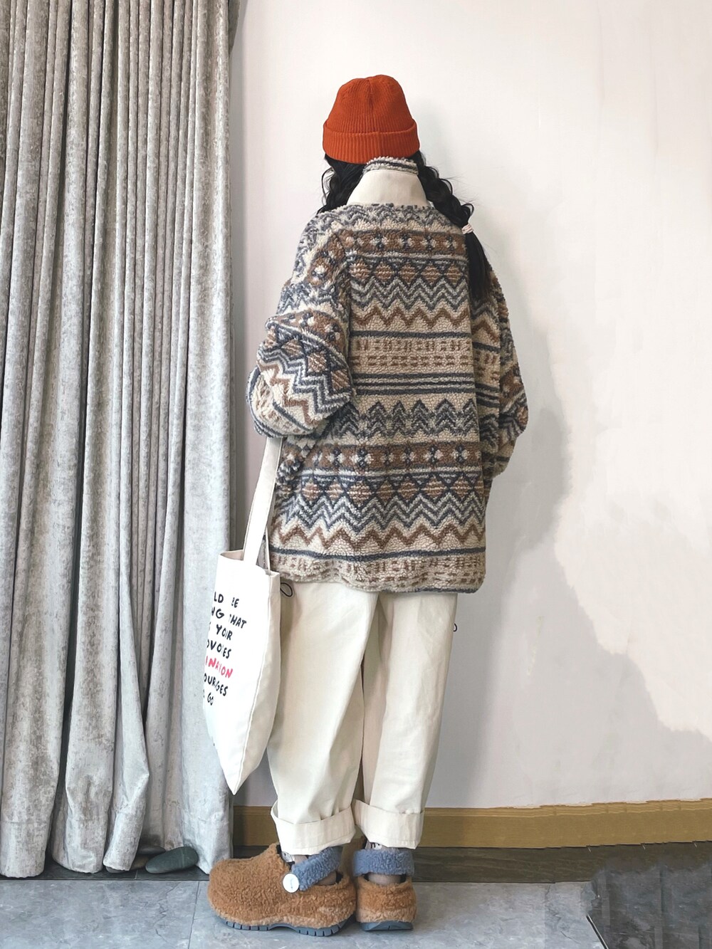 ホワイト系のブルゾン、ホワイト系のカーゴパンツ、その他のトートバッグを着用したレディースの冬コーディネートの3枚目の写真