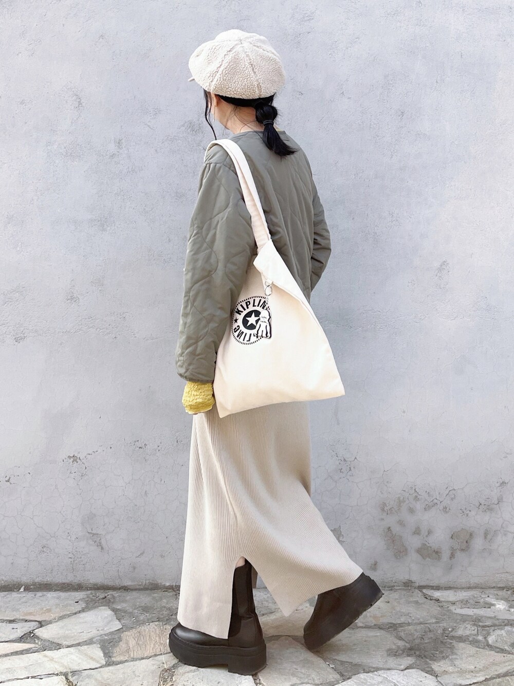 グリーン系のミリタリージャケット、イエロー系のTシャツ/カットソー、その他のトートバッグを着用したレディースの秋コーディネートの4枚目の写真