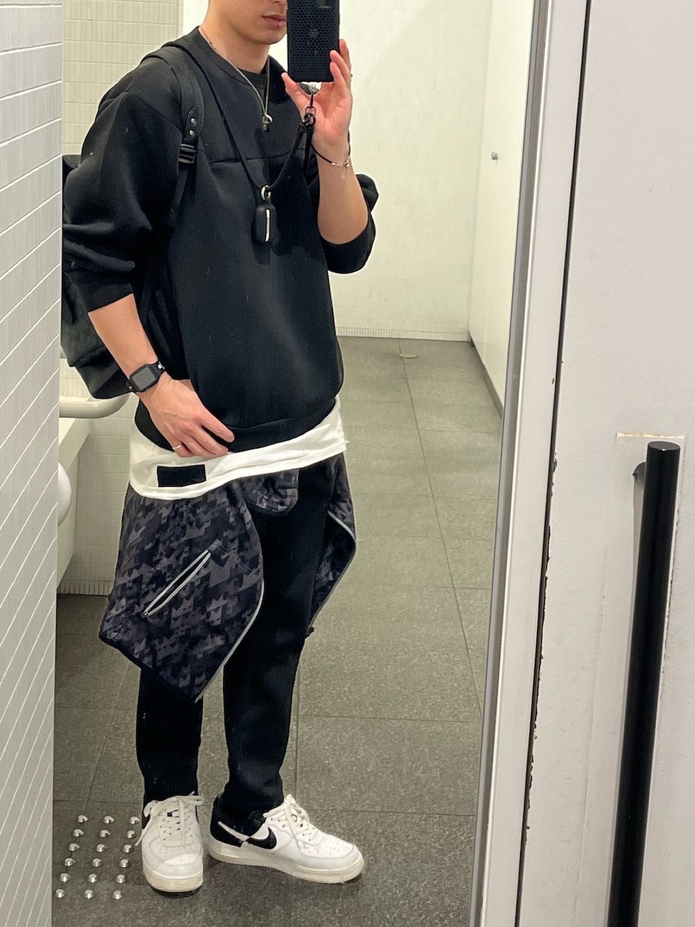 ブラック系のバックパック/リュック、ホワイト系のTシャツ/カットソー、ブラック系のスウェットパンツを着用したメンズの春コーディネートの2枚目の写真