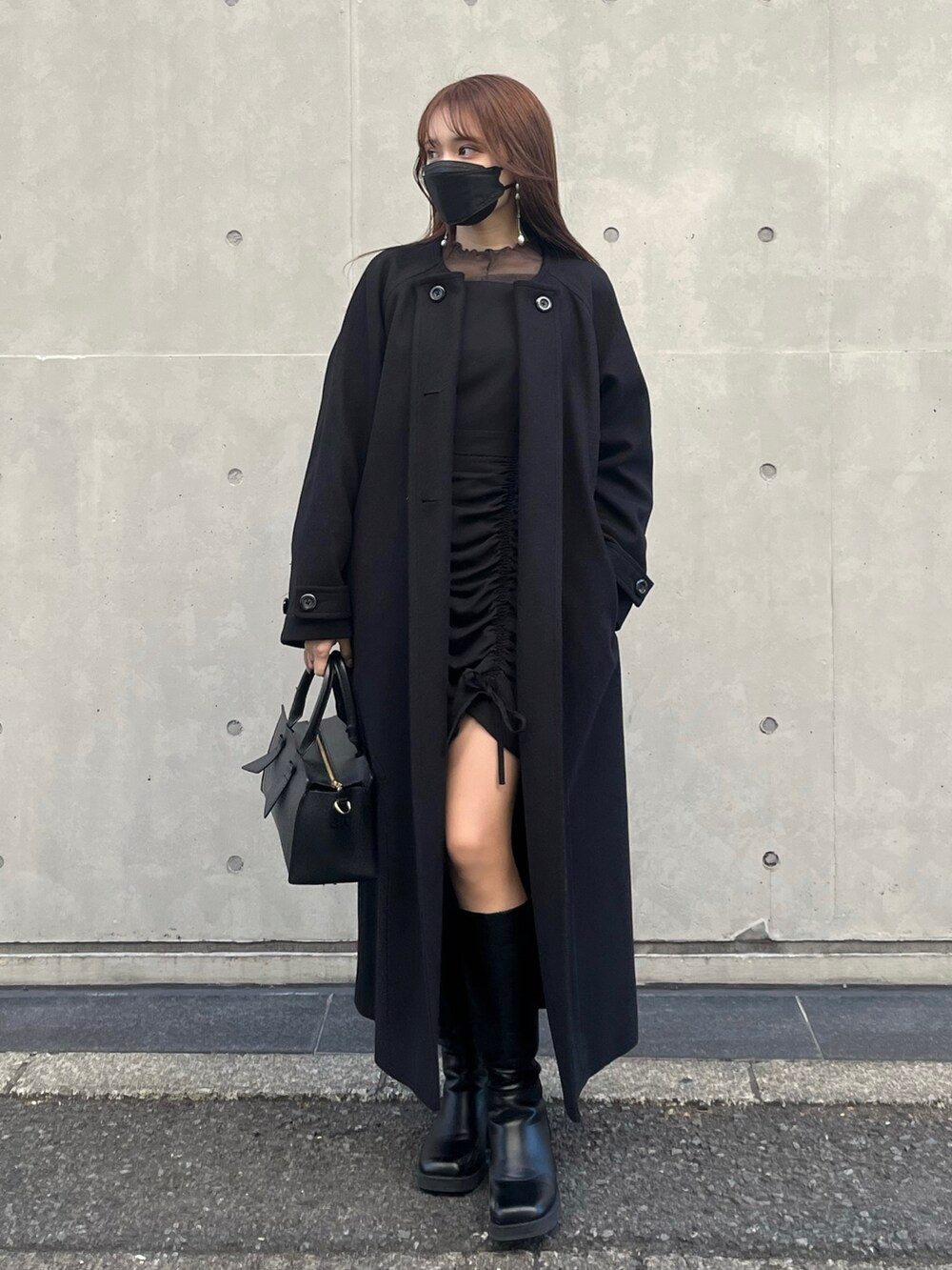 「earth music&ecology、ロングブーツ、ミニワンピ、ミニワンピース、オールブラック、レイヤードスタイル、冬コーデ、デート、デートスタイル（WOMEN）、クリスマスに着たい服、クリスマス、ロングコート、スタンドカラー、冬アウター、プチプラ」｜「earth music&ecologyのマルチＷＡＹロングコート（その他アウター、ブラック系）」を使った、Harukaさん（レディース・158cm）の冬コーディネートの3枚目の写真