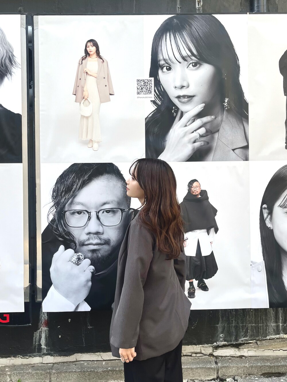 グレー系のテーラードジャケット、ブラック系のキャミソール、ブラック系のショルダーバッグを着用したレディースの春コーディネートの4枚目の写真