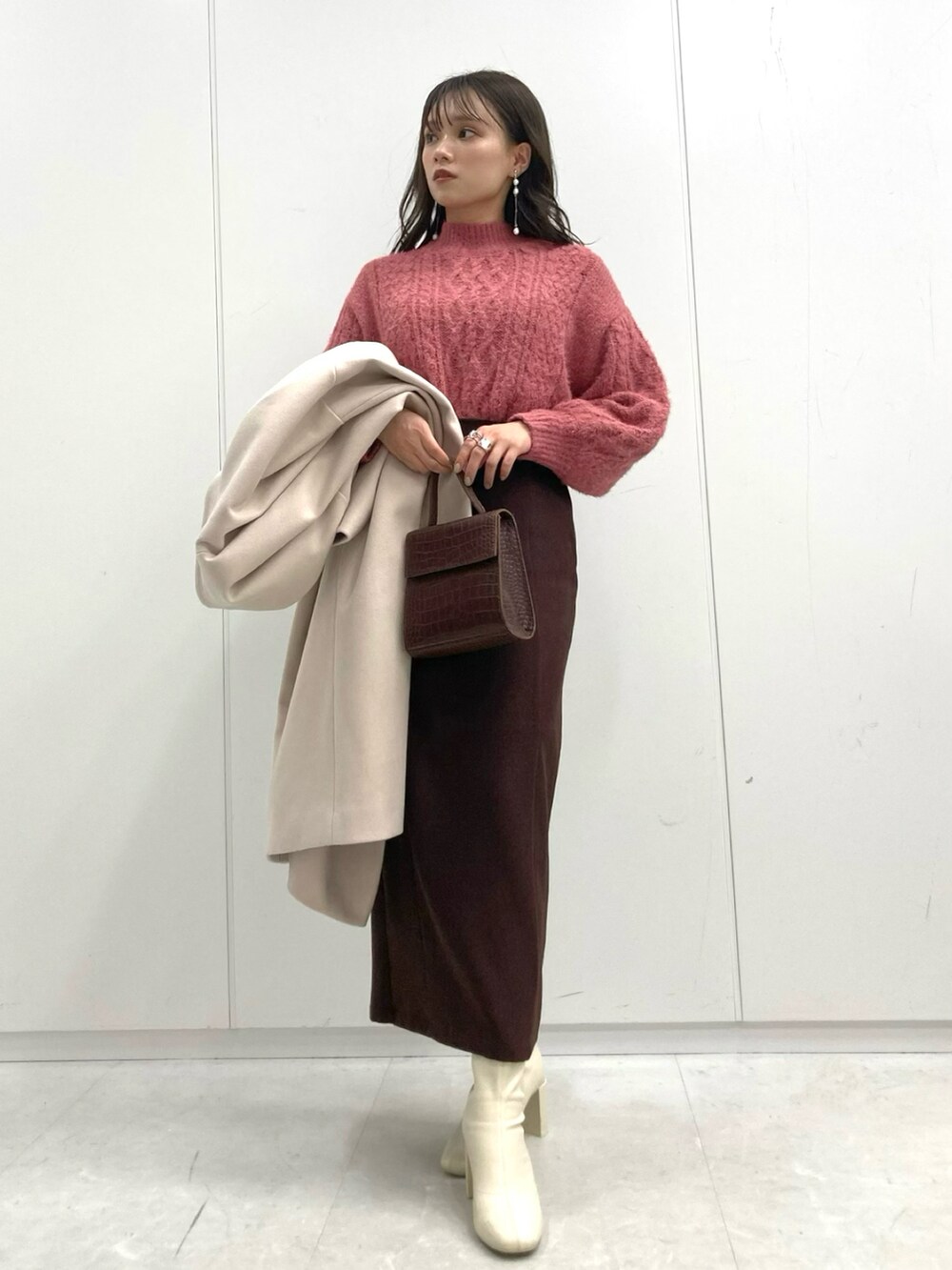 「クリスマスに着たい服、クリスマス、デート、デートスタイル（WOMEN）、ピンク、ロングコート、ノーカラーコート、ブーツ、スクエアバッグ、タイトスカート、カラーニット、プチプラ、エレガント、冬コーデ、大人女子」｜「earth music&ecologyのVネックコート＊（チェスターコート、ベージュ系）」を使った、Harukaさん（レディース・158cm）の冬コーディネートの3枚目の写真