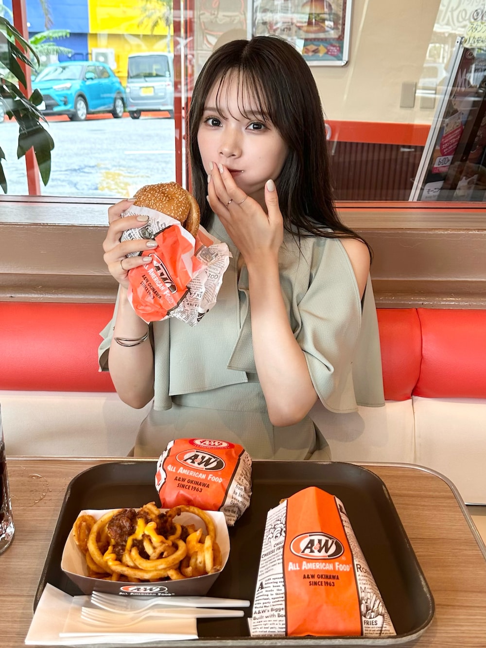 グリーン系のワンピース、ベージュ系のトートバッグ、ベージュ系のサンダルを着用したレディースの夏コーディネートの5枚目の写真