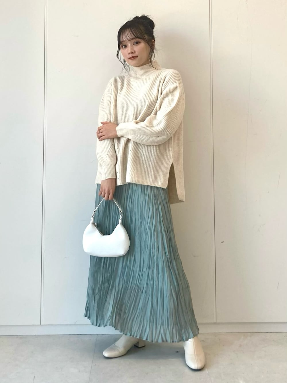 「ニット、ブーツ、ブルー、大人カジュアル、ロングスカート、プチプラ、earth music&ecology、ミニバッグ、サックスブルー、私の推しブランド」|「earth music&ecologyのブラッシュヤーンハイネックプルオーバー*(ニット/セーター、ホワイト系)」を使った、Harukaさん(レディース・158cm)の冬コーディネートの2枚目の写真