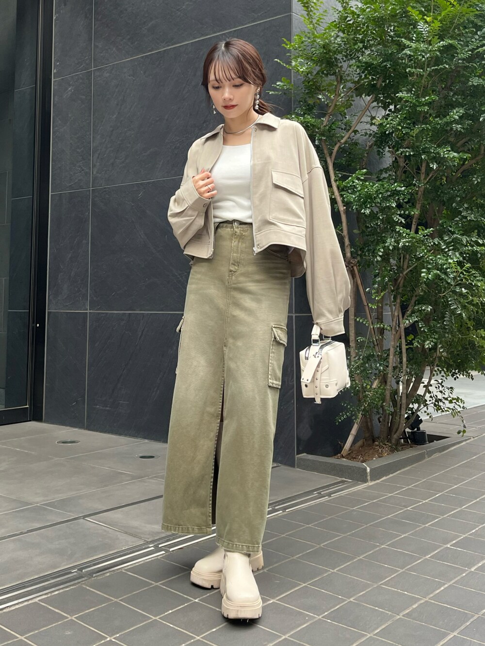 「春服みてみて、春アウター、カジュアルコーデ、オトナカジュアル、きれいめカジュアル、ブーツ、春コーデ、デニム、プチプラ、ロングスカート、ロングブーツ、デニムスカート、レイヤードスタイル、ジャケットスタイル、春のおしゃ見えテクニック」｜「EVRISのカーゴポケットデニムロングスカート【セットアップ着用可能】（デニムスカート、グリーン系）」を使った、Harukaさん（レディース・158cm）の春コーディネートの3枚目の写真