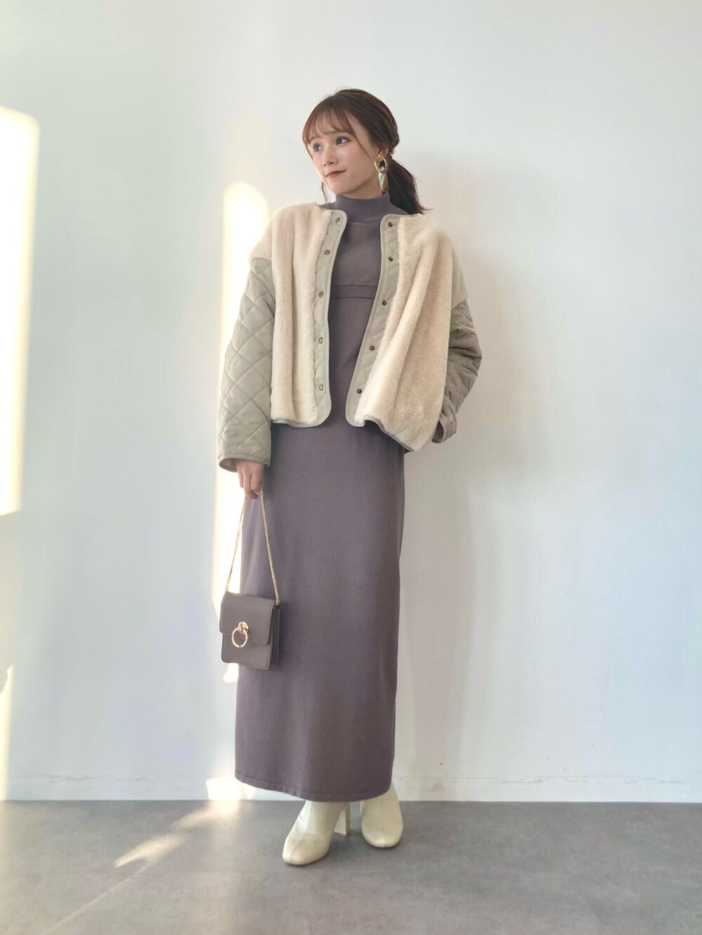 「アウター、ブーツ、ニットワンピ、キルティング、冬コーデ、ニットワンピース、レイヤードスタイル、デート、earth music&ecology、デートスタイル(WOMEN)、ミニバッグ、ショートニット、オトナカジュアル、秋冬コーデ、冬アウター」|「earth music&ecologyの【WEB限定】キルティングファーブルゾン(ブルゾン、ベージュ系)」を使った、Harukaさん(レディース・158cm)の秋コーディネートの2枚目の写真