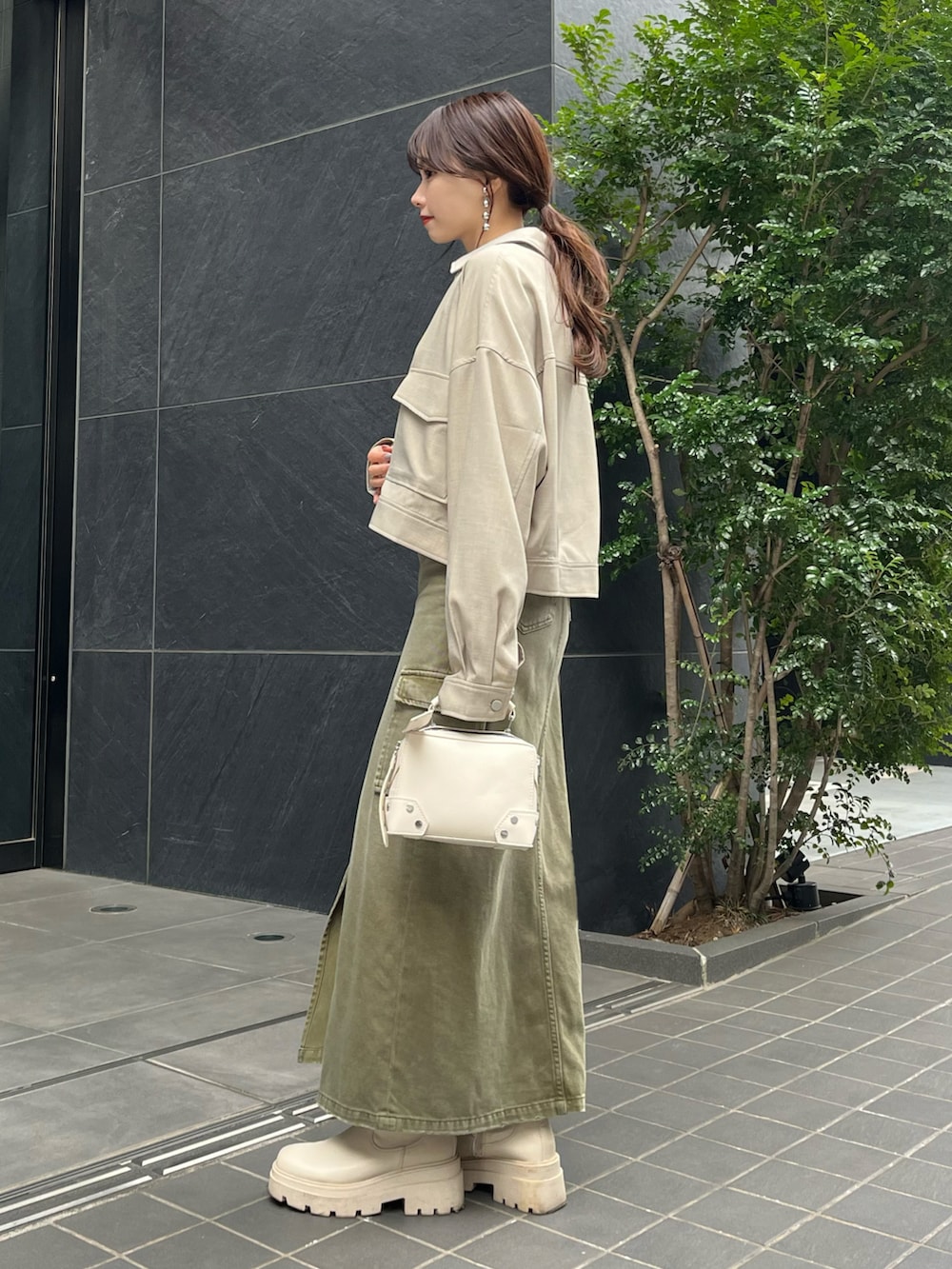 「春服みてみて、春アウター、カジュアルコーデ、オトナカジュアル、きれいめカジュアル、ブーツ、春コーデ、デニム、プチプラ、ロングスカート、ロングブーツ、デニムスカート、レイヤードスタイル、ジャケットスタイル、春のおしゃ見えテクニック」｜「EVRISのカーゴポケットデニムロングスカート【セットアップ着用可能】（デニムスカート、グリーン系）」を使った、Harukaさん（レディース・158cm）の春コーディネートの4枚目の写真