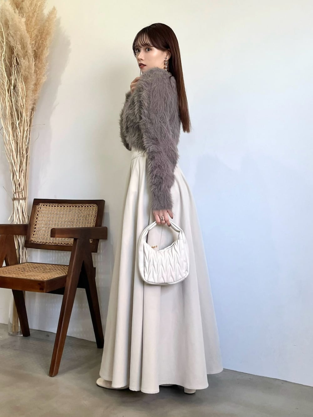 「冬コーデ、ロングスカート、お出かけコーデ、休日スタイル、コート、デートコーデ、プチプラ、ニット、冬アウター、キレイめ、大人かわいい、スカート、デート、キレイめコーデ、春色」｜「LVEU.の【ORIGINAL】Wool trench coat / ウールトレンチコート（チェスターコート、ブラウン系）」を使った、Harukaさん（レディース・158cm）の冬コーディネートの4枚目の写真