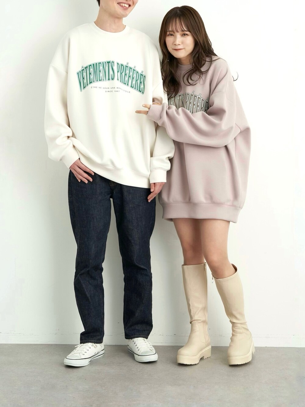 「earth music&ecology、ロゴスウェット、カップルコーデ、リンクコーデ、ペアルック、スウェット、カレッジスウェット、ストリート、ユニセックス、ロングブーツ、デニム、ビッグシルエット、プチプラ、カップル、私の推しブランド」|「CRAFT STANDARD BOUTIQUEのデニムシェフパンツ *(デニムパンツ、ブルー系)」を使った、Harukaさん(レディース・158cm)の冬コーディネートの3枚目の写真