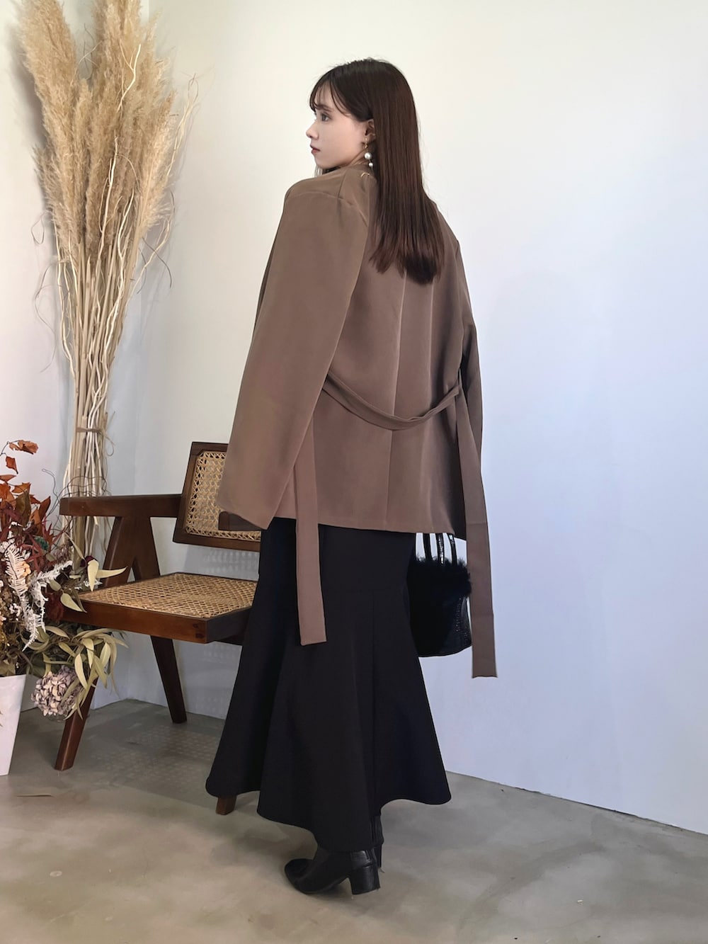 「秋コーデ、秋服準備はじめました、ジャケット、お出かけコーデ、ジャケットスタイル、ブーツ、ワンピース、キャミワンピース、オトナ女子、キレイめ、キレイめコーデ、ワンピーススタイル、秋服、ブラウン、デート」｜「Louereの2wayスリットスリーブノーカラージャケット（ノーカラージャケット、ブラウン系）」を使った、Harukaさん（レディース・158cm）の秋コーディネートの3枚目の写真