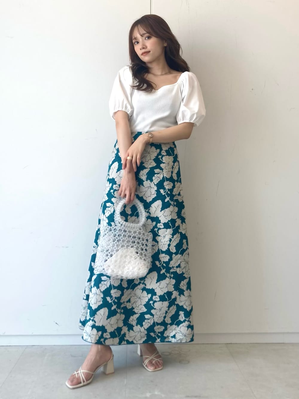「earth music&ecology、オトナカワイイ、キレイめ、花柄スカート、パフスリーブ、ロングスカート、スカート、スカートスタイル、カラー×コーデ、ボリューム袖、クリアバッグ、リネン、ビーズバッグ、夏コーデ、デート」|「earth music&ecologyのフラワープリントジャガードスカート(スカート、グリーン系)」を使った、Harukaさん(レディース・158cm)の春コーディネートの2枚目の写真