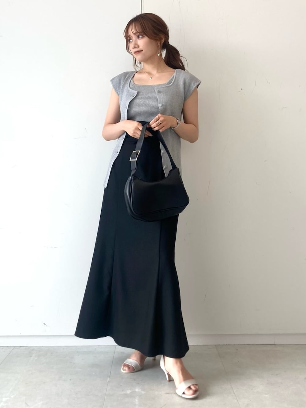 「カーディガン、ブラック、グレー、モノトーン、タンクトップ、きれいめカジュアル、マーメイドスカート、夏コーデ、黒スカート、カジュアルコーデ」｜「earth music&ecologyのマルチマーメイドスカート（スカート、ブラック系）」を使った、Harukaさん（レディース・158cm）の夏コーディネートの3枚目の写真