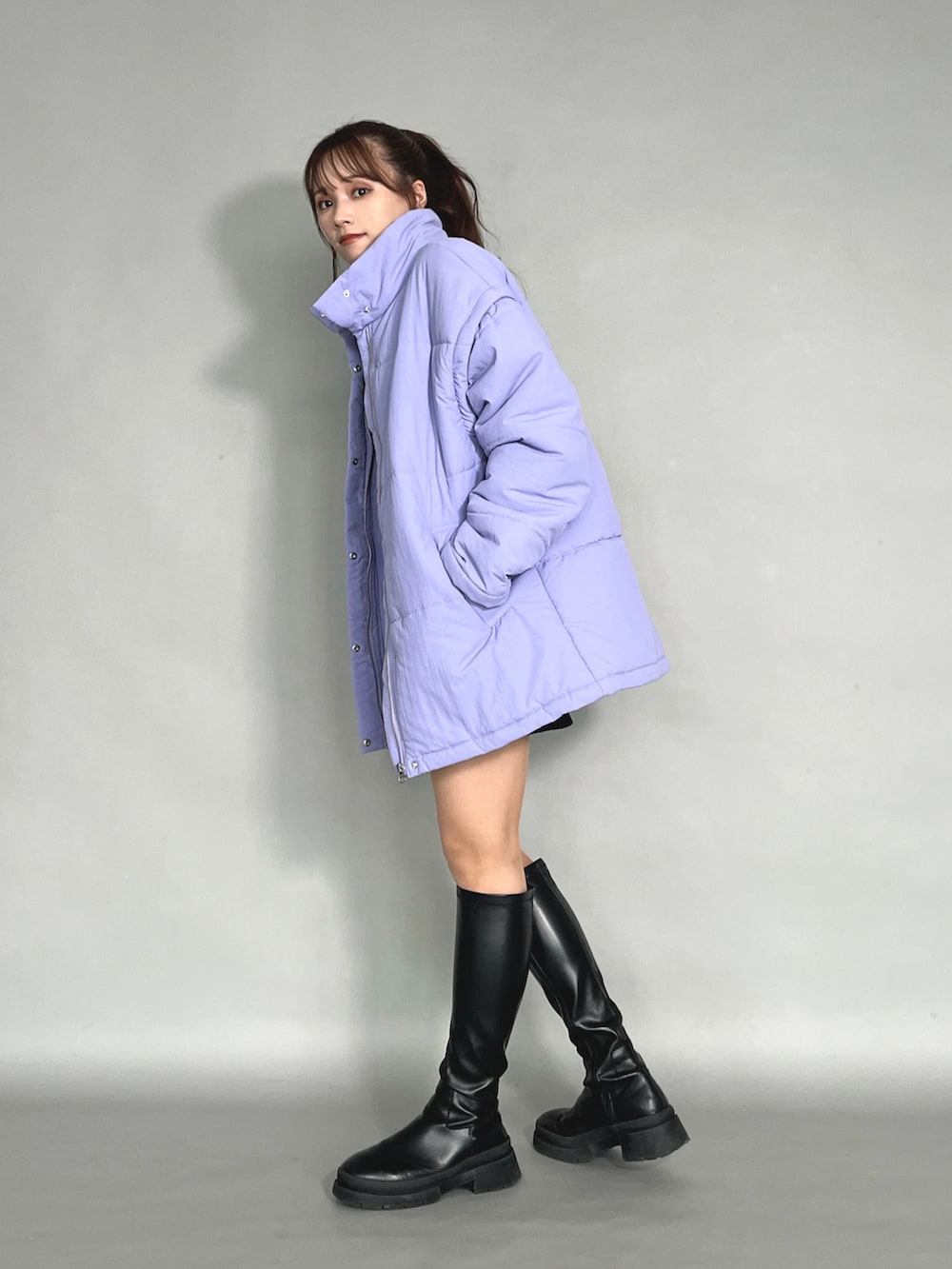 「WEARハロウィン2022、ミニワンピース、ミニワンピ、ロングブーツ、黒ブーツ、中綿ジャケット、中綿アウター、ダウンジャケット、ダウンベスト、プチプラ、クール、韓国ファッション、ストレッチブーツ、GRL、ワンピーススタイル」|「earth music&ecologyのダブルジップニットワンピース(ワンピース、ブラック系)」を使った、Harukaさん(レディース・158cm)の秋コーディネートの5枚目の写真