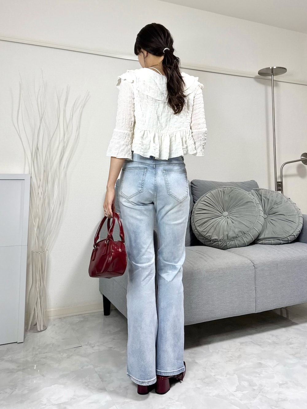 ホワイト系のシャツ/ブラウス、レッド系のハンドバッグ、レッド系のサンダルを着用したレディースの春コーディネートの4枚目の写真