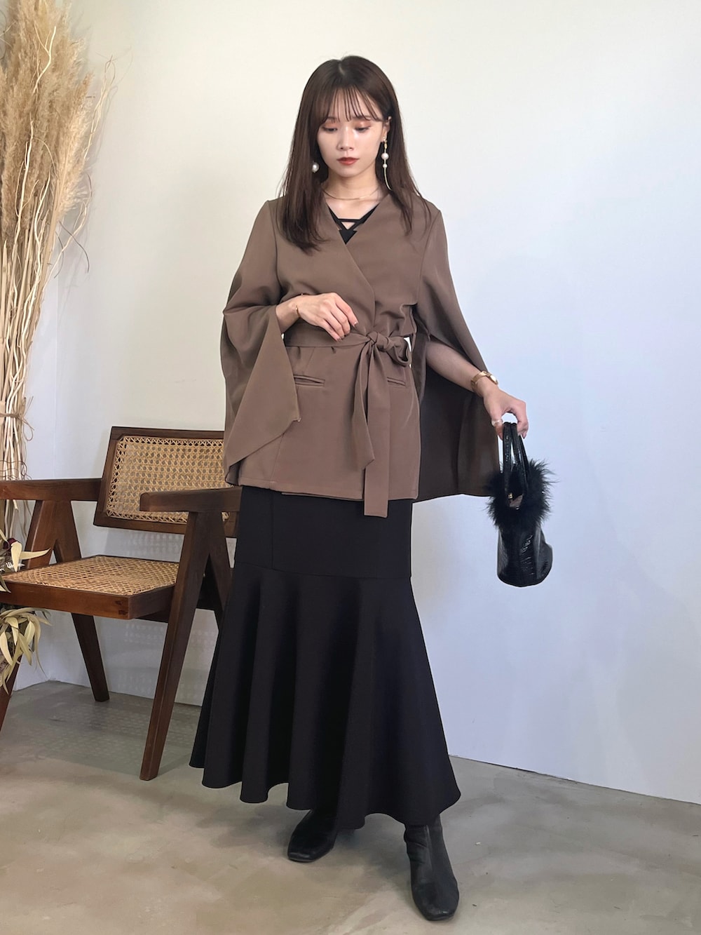 「秋コーデ、秋服準備はじめました、ジャケット、お出かけコーデ、ジャケットスタイル、ブーツ、ワンピース、キャミワンピース、オトナ女子、キレイめ、キレイめコーデ、ワンピーススタイル、秋服、ブラウン、デート」｜「Louereの2wayスリットスリーブノーカラージャケット（ノーカラージャケット、ブラウン系）」を使った、Harukaさん（レディース・158cm）の秋コーディネートの4枚目の写真
