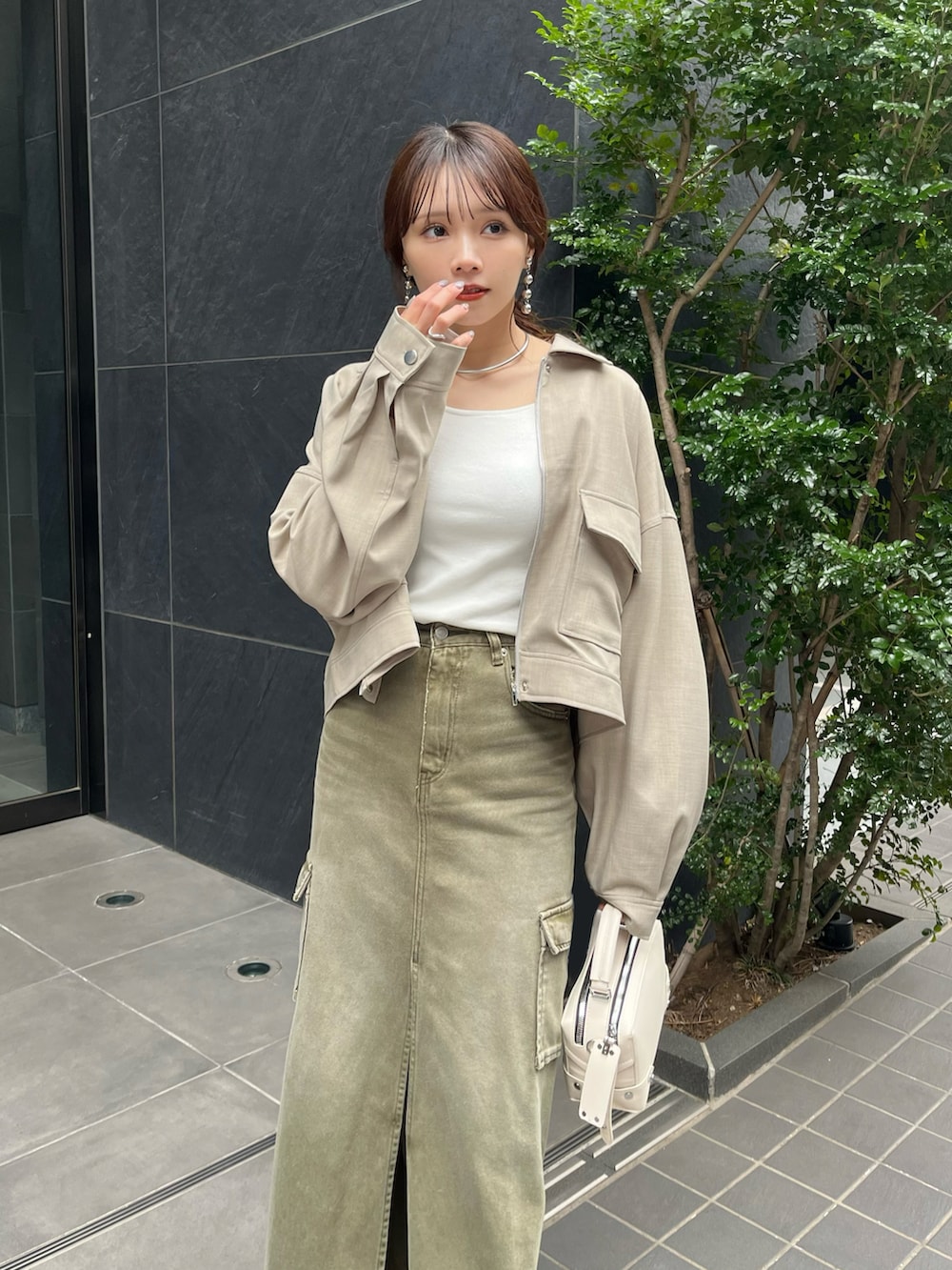 「春服みてみて、春アウター、カジュアルコーデ、オトナカジュアル、きれいめカジュアル、ブーツ、春コーデ、デニム、プチプラ、ロングスカート、ロングブーツ、デニムスカート、レイヤードスタイル、ジャケットスタイル、春のおしゃ見えテクニック」｜「EVRISのカーゴポケットデニムロングスカート【セットアップ着用可能】（デニムスカート、グリーン系）」を使った、Harukaさん（レディース・158cm）の春コーディネートの2枚目の写真