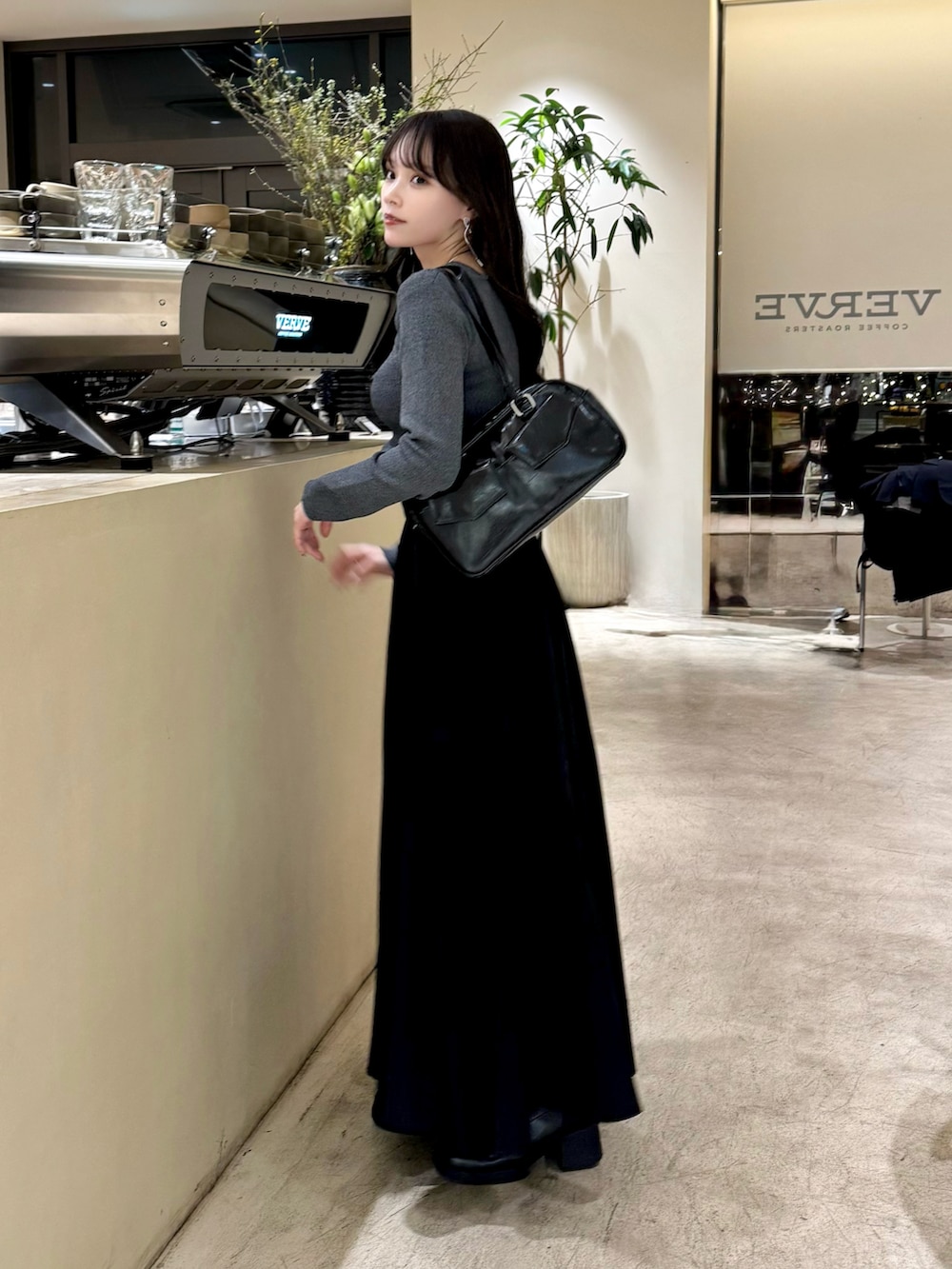 その他のニット/セーター、ブラック系のスカート、ブラック系のブーツを着用したレディースの冬コーディネートの3枚目の写真